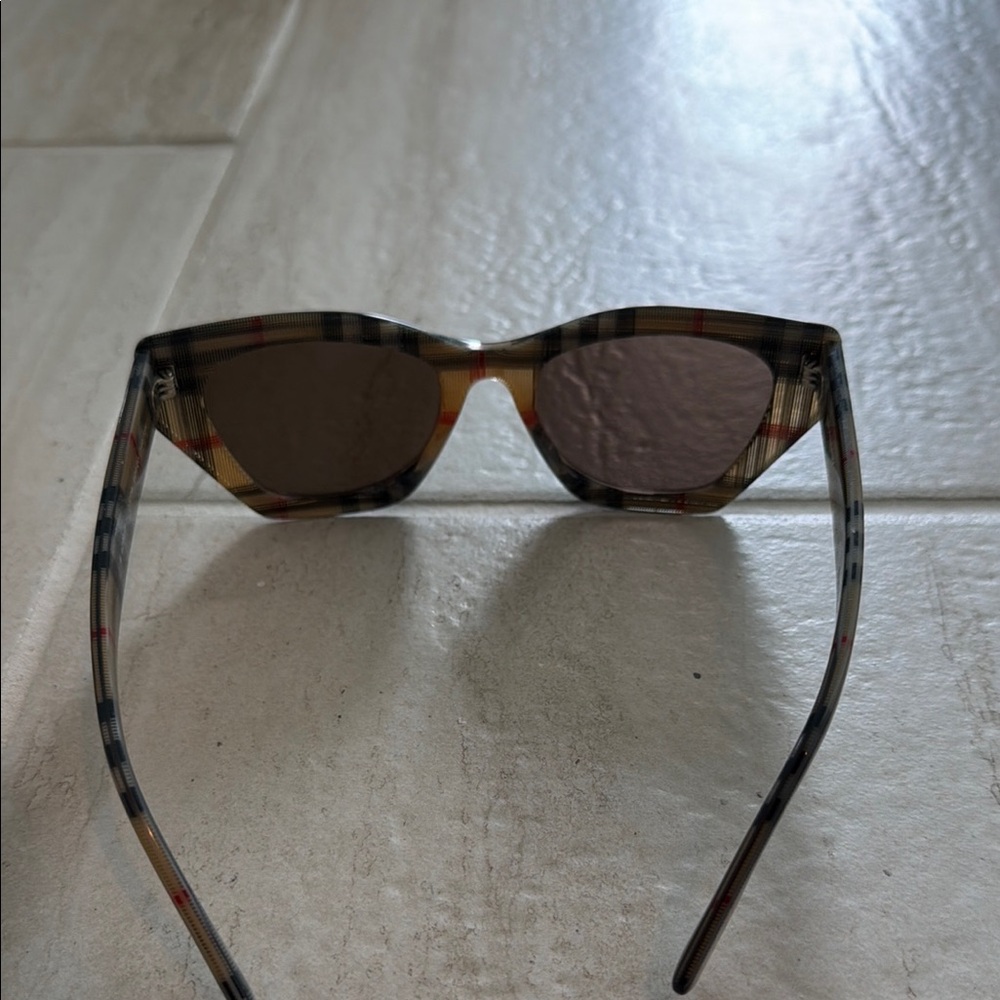 Burberry sunglasses - Picture 4 of 4